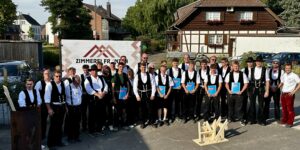 Im Rahmen der Lossprechung wurden zehn Jung-Gesellen im Kreis der Zimmerer aufgenommen. Gemeinsam mit Vorstandsmitgliedern der Zimmerer-Innung, Mitgliedern des Prüfungsausschusses, Innungs- und Ausbildungsbetrieben wurde dieser Moment gebührend gefeiert.